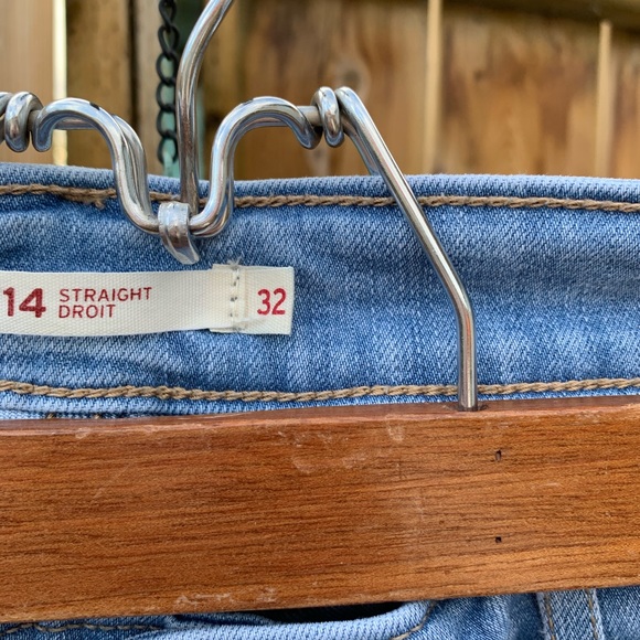 Light wash Levis - Picture 2 of 5